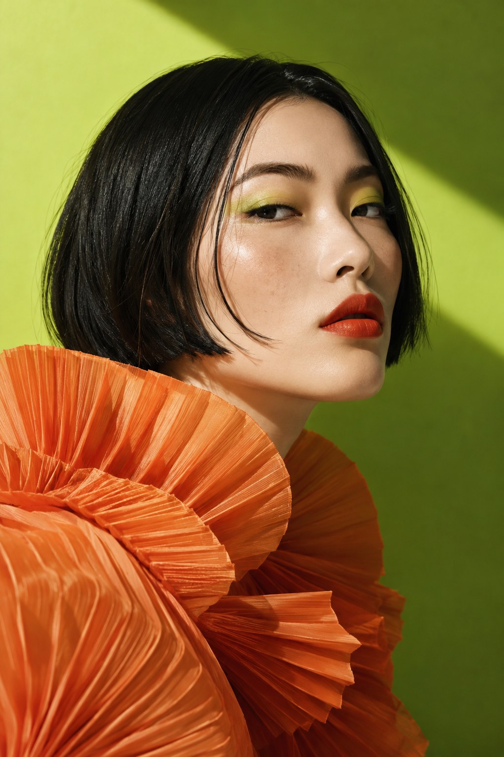 Beauty-портрет: чёрное каре, коралловые губы и оранжевый скульптурный воротник — авторский AI-визуал SUPRASENSE