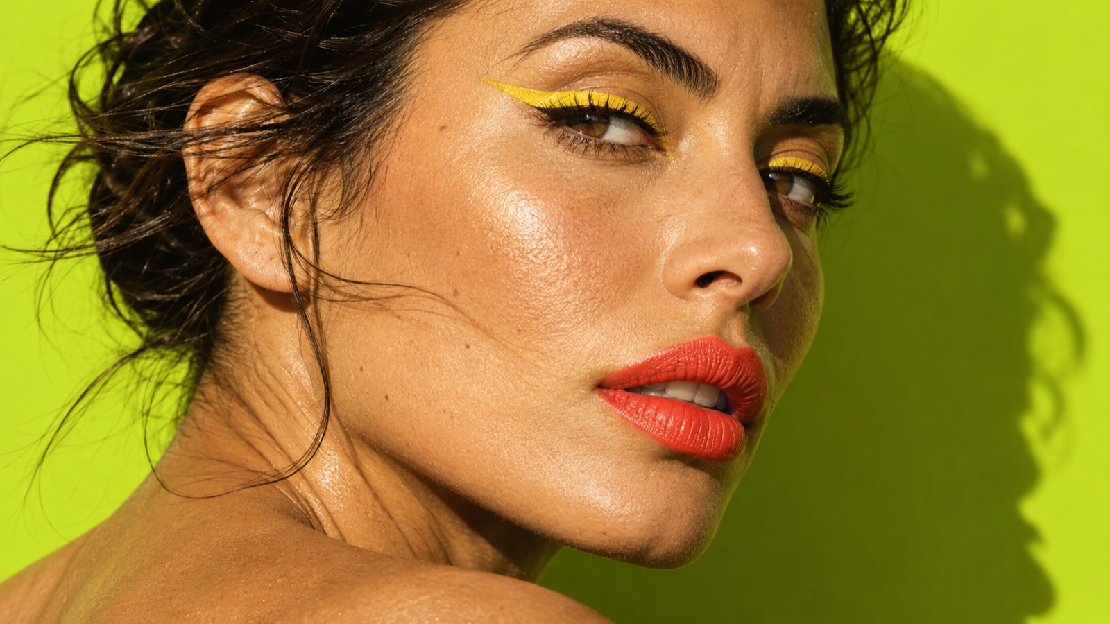 Beauty-композиция в коралловой и лаймовой палитре